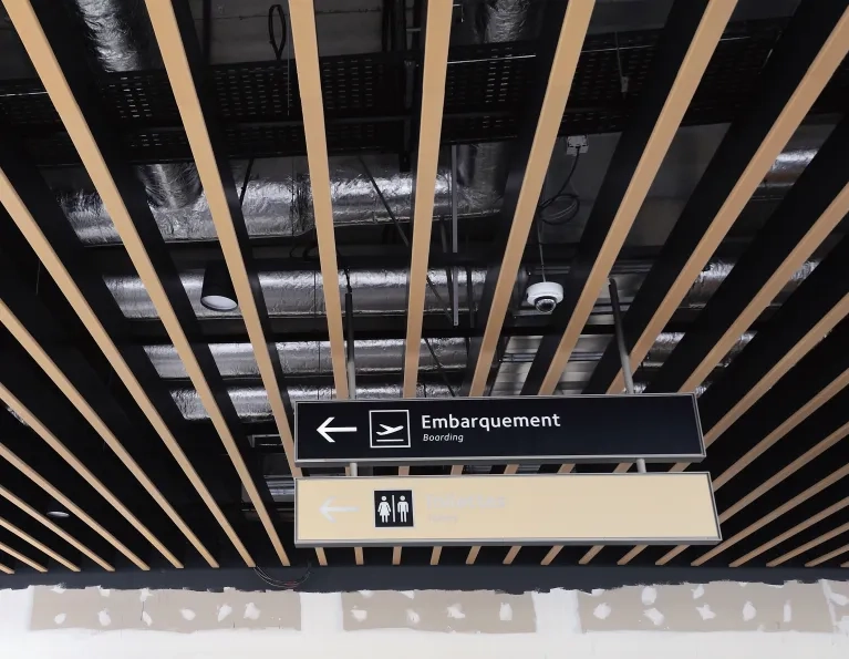 Aéroport-de-Lyon-Saint-Exupéry-plafonds